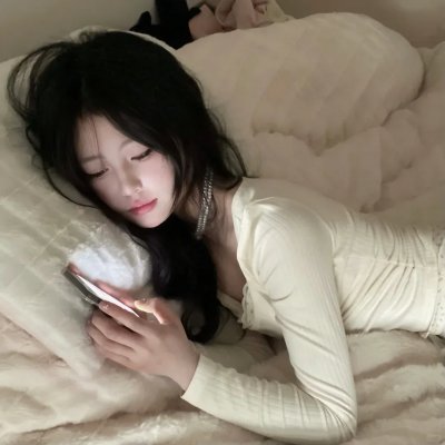 穿黄睡衣的女孩